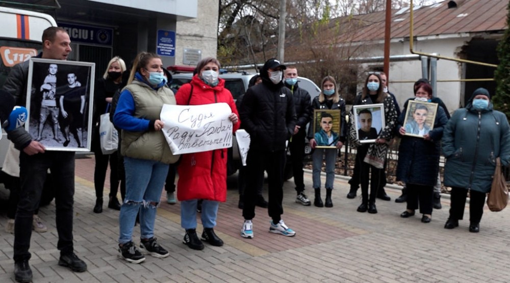 Proteste în cazul dublului omor de la Fălești. Rudele și prietenii victimelor se tem de injustiție: „Strâng bani pentru a-i scoate din pușcărie”